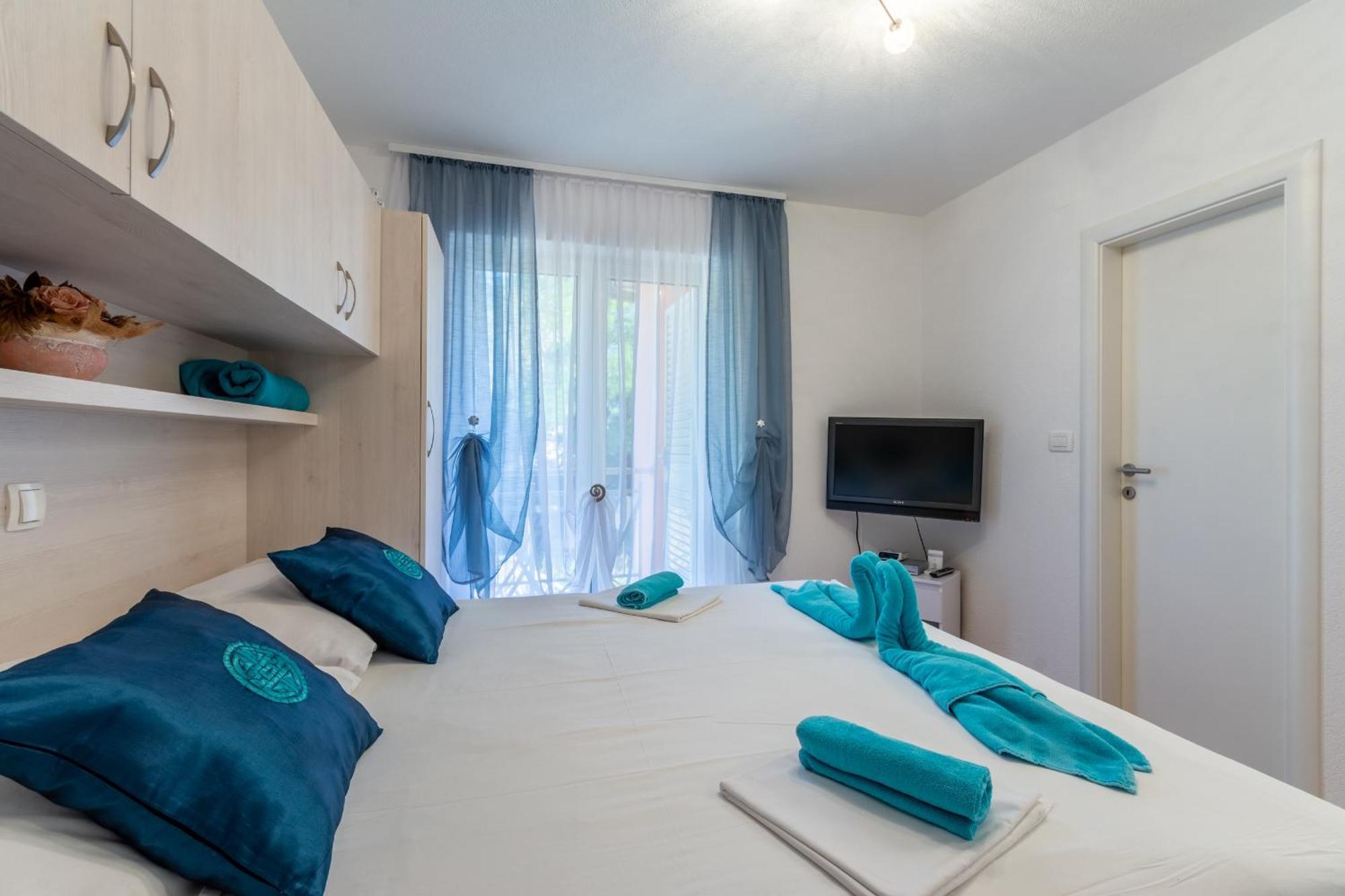 Family Friendly Apartments With A Swimming Pool Stanici, Omis - 18676 Номер фото