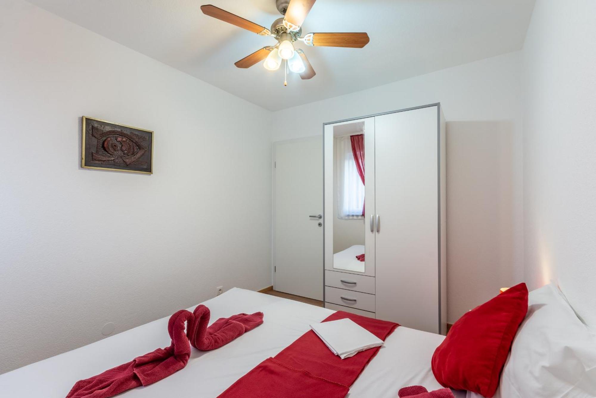 Family Friendly Apartments With A Swimming Pool Stanici, Omis - 18676 Номер фото